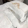 Set di biancheria da letto Luxury White 600TC Set di biancheria da letto in cotone egiziano Copripiumino con ricamo Royal oro Lenzuolo con angoli piatti Federe Tessili per la casa 220924