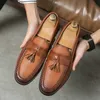 Sapatos homens panos de personalidade cavalheiros padronizados de mão ed square tlavel tlavel um pedal de moda casual da da pal