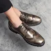 Scarpe brogue di lusso da uomo fatte a mano fibbia in metallo decorazione cuciture bicolore strass intaglio testa tonda scarpe da lavoro moda mocassini varie dimensioni