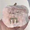 Modne Plush akcesoria słuchawkowe luksusowe projektanci etui na słuchawki z łańcuchem perłowym do Airpods 1 2 Pro Pink Cute Case