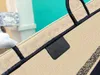 Tasarımcının Yeni Büyük Tote Serisi Yüksek kaliteli doku Taşınabilir Retro Depolama Büyük kapasiteli tek omuzlu Messenger All-Match Bag