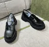 Lüks Tasarımcı Loafers ayakkabıları Kadınlar Kalın Yeni Retro Arı Yükseltme Kalın Platformlu Bayanlar Çok yönlü nakış Siyah Deri Ayakkabı