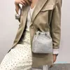 Bolsas de noche Pequeño verano Lady Bolso Diamond Silver Hombro Bolsa de cubo Remache Diseñador Cadena Crossbody Moda Mujer Messenger