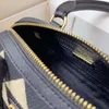 Original lyxig broderad läderkuddväska i läder Enkel och mångsidig högkvalitativt designermärke diagonala axelväskor och handväska