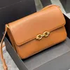 bolsa le maillon em couro liso com aba frontal decorada com detalhe de corrente magnética bolsa de ombro bolsa tiracolo de luxo de designer genuíno