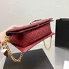 21/22Ss Outono Inverno França Fashion Bags Cool Girl Boy Feminino Reverso Aba Única Pele de Cordeiro Couro Verdadeiro Metal Dourado Ferragens Bolsa de Ombro Ajustável