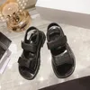 2022 Leo Scratch Sandal مصمم الفاخرة النساء الصنادل الصيف في الهواء الطلق الشاطئ بلون المرقعة الصنادل