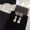Diseñador de moda Pendientes de araña colgantes 18k Chapado en oro Perlas Diamantes Pendientes de gota de resina Regalos de boda para mujer Joyas con caja