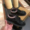 Kinderleren schoenen voor jongens meisjes lente herfst luxe mode patent leer ronde teen niet-slip kinderen kleding feestschoen