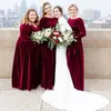 Plus Bury Size Bridesmaid Dresses Veet Long Sleeves Golvlängd Scoop Neck Beach Wedding Gästklänningar Custom Made Made