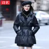 여자 모피 2022 Winter High-End Fashion Sheepskin Real Leather 90 White Duck Down 재킷 미드 길이 슬림 한 따뜻한 따뜻한 코트