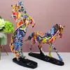 Objetos decorativos Figuras Graffiti Horse Sculpture Resina Animal Cavalos Estatueta Fatueta Decora￧￣o caseira colorida Ornamento Interior Artes de arte 220928