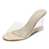 Sandálias Mulheres chinelas de cristal 8 cm de altura Os sapatos femininos de verão fascinam uma cunha simples transparente transparente