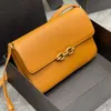 bolsa le maillon em couro liso com aba frontal decorada com detalhe de corrente magnética bolsa de ombro bolsa tiracolo de luxo de designer genuíno