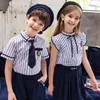 Completi di abbigliamento Uniformi per bambini adolescenti Vestiti per ragazza ragazzo Set per bambini grandi Scuola Estate Manica corta Striscia Top Gonna Pantaloni Tuta JK 2 pezzi