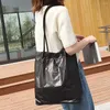 Duffel väskor Kvinnor retro Kraft Paper Splash-Proof Shoulder Solid Color Letter Handväska Lady Simple Style Hand Sac Main Femme