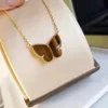 Ny mode toppsäljande designerjewelry klassiska modearmband hänge halsband öron för kvinnor eleganta 4/fyra bladklöver smycken 2024