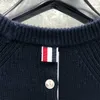 2022ファッションブランドTBセーターメンズスリムOネックプルオーバー衣料品ボタンバックウールソリッド秋の冬のカジュアルコート