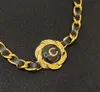 Collana pendente a forma rotonda con ciondolo di qualità di lusso con perline acriliche nere e orecchino a bottone in vera pelle con timbro sulla scatola PS7275A