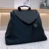 Sac à dos moyen Re-nylon Détails Saffiano Sangles en nylon tissées réglables Poignée Pochette à fermeture éclair Logo triangulaire en métal émaillé Fermeture à cordon Sacs de créateurs de luxe