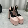 Femmes Sandal Aevitas Plateaux Pumps Double Platform Swicestones Luxury Sexy High Heel Chusts Chaussures en cristal Crystal Taille 35-424116120