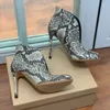 naaldhak Enkellaarsjes Gianvito Rossi Tweekleurige lederen damesschoenen met reliëf Luxe Designer ronde tenen schoen 10,5 cm hoge hakken modelaars