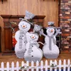 クリスマスの装飾装飾装飾ライト雪だるまの老人人形の木の大きな装飾品エルウィンドウシーンのレイアウト