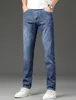 Jeans in denim e stiramento maschile / istruzioni per la cura del lavaggio o pulizia a secco professionale