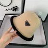 قبعات واسعة الحافة الفاخرة Snapbacks مصمم امرأة الصيف جاكيم لو بوب Artichaut دلو القبعة المعدنية شعار داخلي العلامة التجارية ملصقات