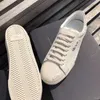 Toppmännen kvinnors dukskor rippade hål nödställda sneakers klassiska avslappnade broderade bokstäver läder platt snörning upp vit komfort stjärna sneakers storlek 35-45 med låda