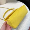 22S Sac à bandoulière à rabat classique Tissu supérieur Enveloppe jaune Diamant à carreaux Chaîne matelassée Lettre en métal Sac à bandoulière orné de sacs à main de créateurs de luxe français pour dames