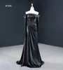 Elegante vestido de festa de cetim preto com ombro de fora e fenda alta SM67153