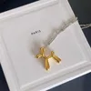 Högkvalitativ halsbandsarmband örhängen sätter designers märke avslappnade lyxhalsband klassiska bokstäver gyllene pärldiamantarmband örhängen