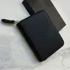 Küçük Saffiano deri cüzdan kredi kartı yuvaları fatura bölmesi belge cep emaye metal üçgen logo yazı donanımı lüks tasarımcı çanta