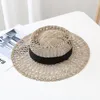 Brede randmutsen 2022 Flat Top Raffia Ribbon Straw Hat Zomer dameskappen Pearl Beach Zon Solid Color Broken Edge Fashion