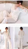 Hemkläder V-ringning Kvinnor Pyjamas Sexig Sleepwear Satin Tvåbit Set Lace PJs Suit-knappen LoungeWear Comfy Pyjamas Casual