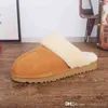 プラスサイズのデザイナーレディースファーラリースリッパカウハイドスタッフホームプラッシュスリッパ2021冬の温かい綿の靴