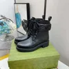 2023 botas de outono e inverno Ling Lattice Lace Up Botas curtas Buckle de metal grossa grossa de couro de couro combinando Martin Boot Women