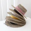 Brede randmutsen 2022 Flat Top Raffia Ribbon Straw Hat Zomer dameskappen Pearl Beach Zon Solid Color Broken Edge Fashion