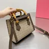 Bolsa de bambola bolsas bolsas de bolsa de tela genuína bolsa de ombro de couro letra de moda hardware dourado hardware detcível Ajusta ajustável Two tamanhos nm456