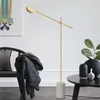 Stehlampen Moderne Minimalismus-Stein-Terrazzo-Lampe mit gold-/schwarz plattiertem Eisen-Schwingarm-LED-Licht für Schlafzimmer und Wohnzimmer