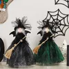 Decoração de festa Halloween 28,5 cm boneca de bruxa segurando Broom Festival Desktop Ornament Adults Kids Dolls Toys Gift adereços