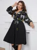 Plus-kl￤nningar 2022 Kvinnor kl￤r blommig full ￤rm Larges Big Plussize Curve V-Neck kl￤der Casual Autumn Wear Wear