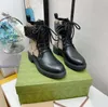 2023 botas de outono e inverno Ling Lattice Lace Up Botas curtas Buckle de metal grossa grossa de couro de couro combinando Martin Boot Women