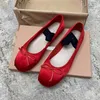 Bowtie Ballet Flats Tasarımcı Ayakkabı Kadın Kırışıklar Kırmızı Mullershoes Walkflat Ayakkabı Elbise Sevgililer Yaz Cazibesi Yürüyüş İpek Klasik Konfor Lüks