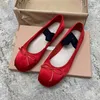 Bowtie Balet Flats Buty Designer Buty kobiety Casualshoes Czerwone Mullershoes Walkflat Buty Sukienka Loveshoes Summer Charm Walk Silk Klasyczny komfort luksus