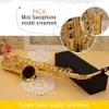 Objets décoratifs Figurines Mini saxophone modèle Retro Metal Musical Instrument Ornement avec support noir Boîte d'accueil Table de vie de salon Cadeaux 0930