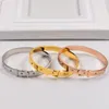 Stilista di moda di lusso Gioielli Punk Bracciale rivetto in acciaio inossidabile Piramide Bracciali in oro rosa amanti Braccialetti per donna Design alla moda