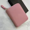 Small Saffiano Leather Wallet Credit Card Slots Bill Fack Document Pocket Emaljerad metall Triangel Logo Lokaler Hårdvara Luxur Designer Purse C2T6#