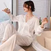 Hemkläder V-ringning Kvinnor Pyjamas Sexig Sleepwear Satin Tvåbit Set Lace PJs Suit-knappen LoungeWear Comfy Pyjamas Casual